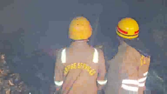 केमिकल रीसाइक्लिंग की फैक्ट्री में लगी आग कई कर्मचारी झुलसे, खतरे से बाहर बताई जा रही है सभी की जान