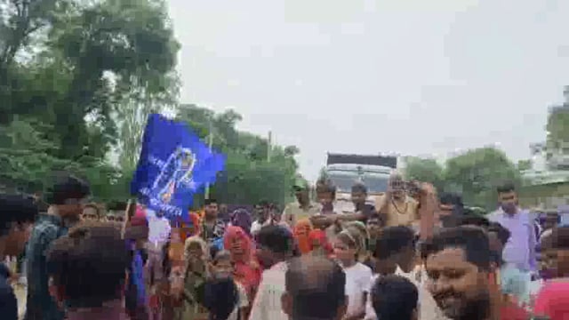 संविधान निर्माता अंबेडकर प्रतिमा तोड़े जाने पर ग्रामीणों में आक्रोश रोड जाम पुलिस ने क्या कहा