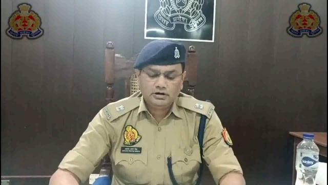 ▶️....दिनांक 27/28.07.2025 की रात्रि को थाना कादीपुर पर सूचना प्राप्त हुई कि एक युवक की हत्या कर दी गयी है। सूचना पर तत्काल पुलिस मौके पर पहुंची तथा शव को कब्जे में लेते हुए पंचायतनामा व पोस्टमॉर्टम की कार्यवाही हेतु शव को मॉर्चरी भेजा गया है। परिजनों की तहरीर पर एक नामजद व कुछ अज्ञात के विरुद्ध सुसंगत धाराओं में अभियोग पंजीकृत कर लिया गया है।   *घटना की जानकारी करने पर ज्ञात हुआ कि आरोपी की पुत्री का एक लड़के के साथ प्रेम प्रसंग चल रहा है। यह लड़का अपनी प्रेमिका के साथ अपने मित्र संजय निषाद के साथ लड़की से मिलने गया था। इस बात की जानकारी होने पर आरोपी ने दोनों ही लोगों पर धारदार हथियार से प्रहार कर दिया। जिसमें लड़की का प्रेमी घायल हो गया और उसके मित्र की मृत्यु हो गयी। उक्त अभियोग में आरोपी को गिरफ्तार कर लिया गया है। आवश्यक वैधानिक कार्यवाही प्रचलित है।*
                            *उक्त के सम्बन्ध में अपर पुलिस अधीक्षक महोदय सुलतानपुर श्री अखण्ड प्रताप सिंह की बाइटः-*