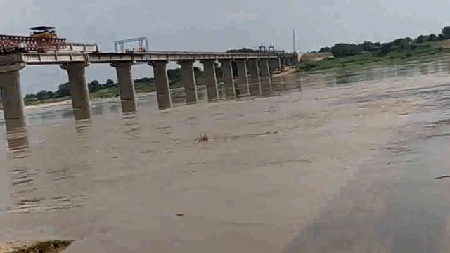 पिनाहट  चंबल नदी का जलस्तर तेज गति से बढता हुआ पहुचा 123मीटर स्टीमर संचालन बंद 