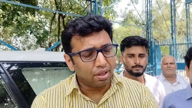 पिनाहट। चंबल नदी का लगातार बढ़ रहा है जलस्तर निरीक्षण करने पहुंचे जिला अधिकारी आगरा 