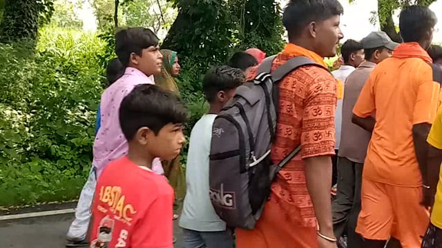 त्रिकौलिया से श्रद्धालुओं ने बोल बम का जयकारा लगाते हुए गोला गोकर्णनाथ के लिए रवाना हुए 