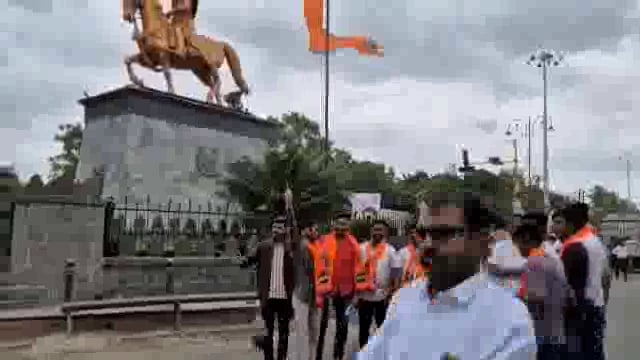 मनसेचे छत्रपती शिवाजी महाराज चौकात खड्यात वृक्षारोपण करून केला प्रशासनाचा निषेध