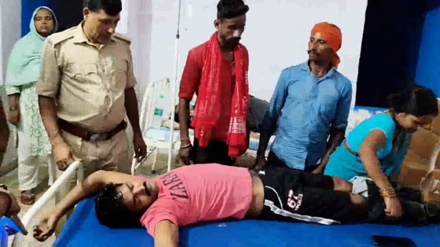 जमुआ गांव में आपसी विवाद में एक युवक को पीट कर किया जख्मी।