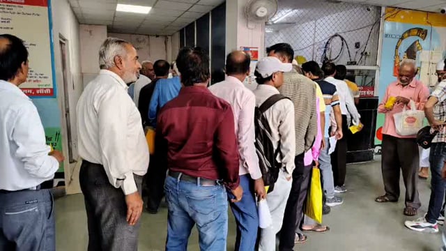 झाँसी नगर निगम में गृहकर जमा करने को लगी भीड़ 10 प्रतिशत की छूट के लिए बचे 3 दिन, 1 लाख से अधिक लोगों ने नहीं भरा गृहकर