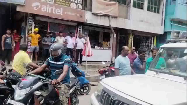 मोबाइल चोरी कर भाग रहा चोर पकड़ाया ।दुकानदार ने किया पुलिस के हवाले।