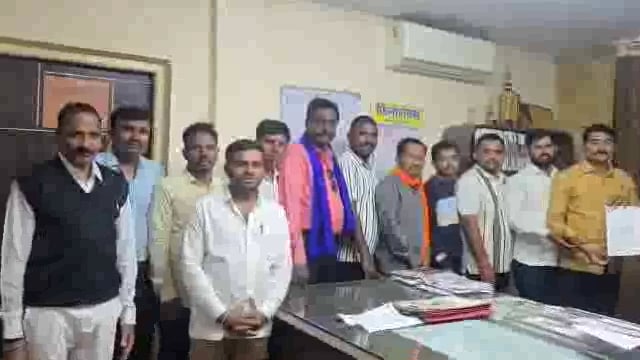 महापुरुषांच्या पुतळ्या जवळील खड्डे बुजवा,सार्वजनिक शिव जयंती महोत्सव समितीची मागणी