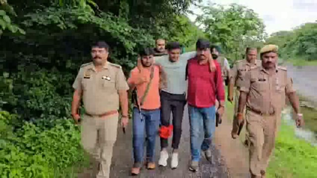 झांसी रक्सा पुलिस और बदमाशों के बीच दिनदहाड़े मुठभेड़ एक बदमाश को पैर में गोली लगने से घायल