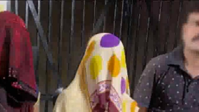 22 लीटर महुआ शराब के साथ दो महिला समेत तीन लोग हुए गिरफ्तार