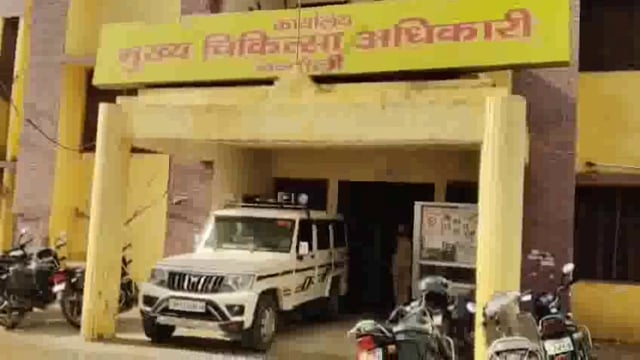 दबंग वकीलों ने सीएमओ ऑफिस के बाबू को पिटा,पीड़ित के साथ हुए सभी बाबू,कार्यवाही नहीं होने पर कार्य बहिष्कार की चेतावनी 