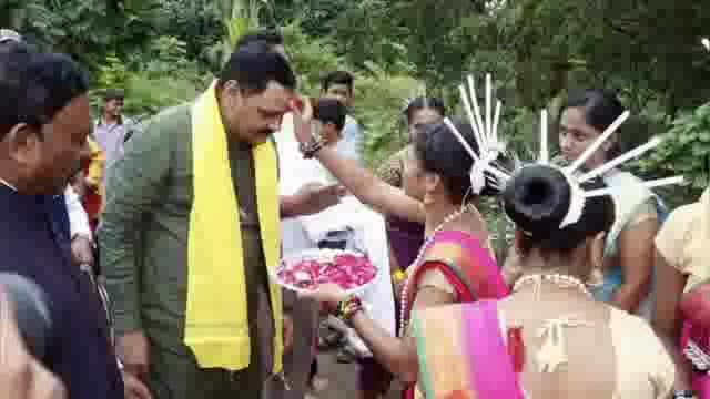 महाराष्ट्र राज्याचे आदिवासी विकास मंत्री नी दिली आदिवासी आश्रम शाळेला भेट