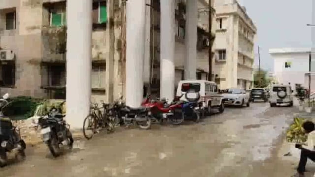 दबंग वकीलों ने सीएमओ ऑफिस के बाबू को पिटा,पीड़ित के साथ हुए सभी बाबू,कार्यवाही नहीं होने पर कार्य बहिष्कार की चेतावनी 