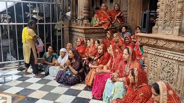 विरोध प्रदर्शन करती हुई गोस्वामी समाज की महिलाएं