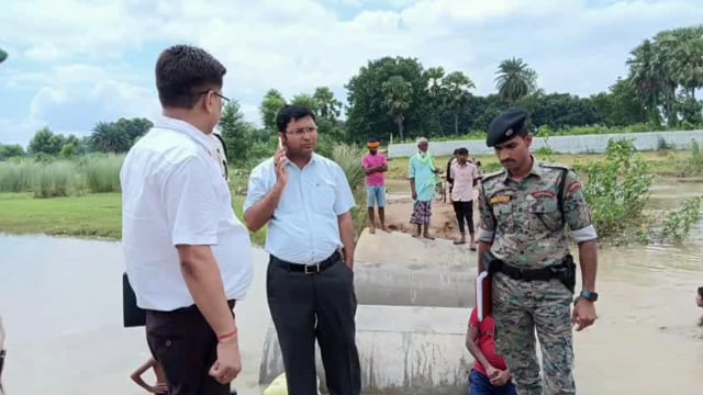 शिक्षिका की शिकायत पर जिला पदाधिकारी ने पीपा पुल का किया निरीक्षण