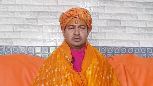 प्रेमानंद महाराज से नाराज है फलहारी बाबा