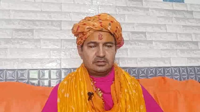 डिंपल यादव पर टिप्पणी करने वाले मौलाना की दाढ़ी काटने वाले को देंगे 21000 का इनाम फलाहारी बाबा