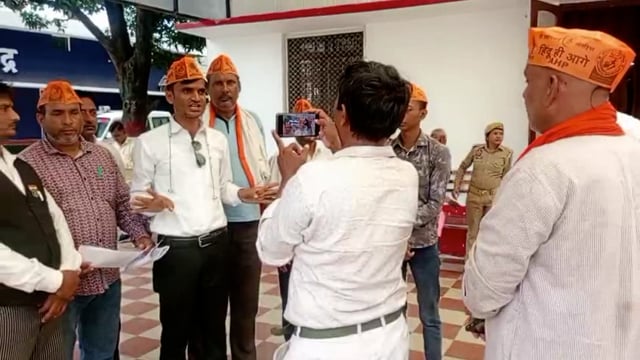 अंतर्राष्ट्रीय हिंदू परिषद ने जनसंख्या नियंत्रण लव जिहाद धर्मांतरण सहित कई मुद्दों को लेकर ज्ञापन सौपा डीएम गोंडा को