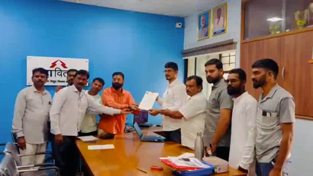 स्मार्ट मीटर बसू नयेत यासाठी वीज वितरण अधिकारी यांना निवेदन 