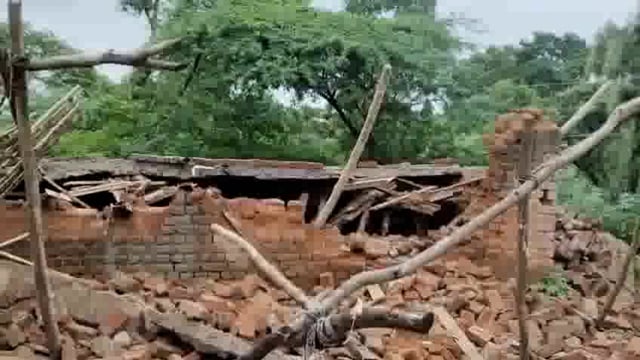 बरुआसागर में भारी बारिश ने ली गरीब परिवार की छत रामबिहारी केवट का आशियाना ढह गया, मदद की दरकार