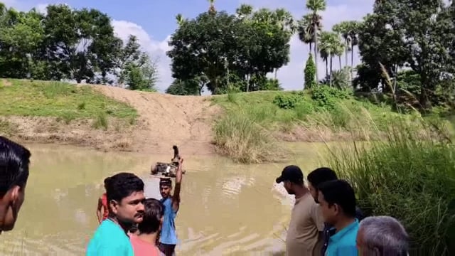 बड़ी बांध में डूब कर किशोर की मौत के बाद ग्रामीणों ने बांध पर पुल बनाने की मांग की।