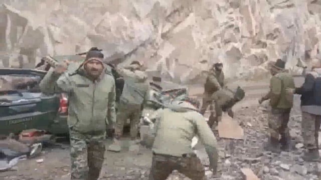गलवान में सेना की स्कॉर्पियो पर चट्टान गिरने से दो जवान शहीद
