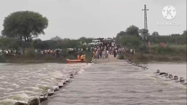 आगरा में बाढ़ का कर कैंटर को बाहर ले गया तेज पानी का बहाव चार लोग दुबे कैंटर में बैठे