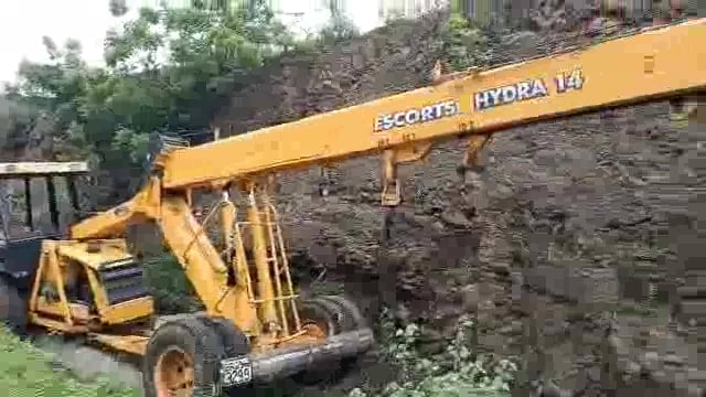 पिंपरी घाटात जळकोटकडे जाणारी क्रेन रस्त्याच्या कडेला असलेल्या नालीत उतरली