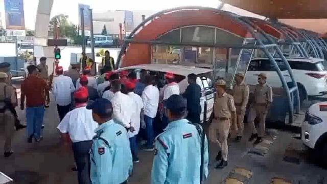 अडिंग जा रहे सपा सांसद रामजीलाल सुमन को यमुना एक्सप्रेसवे के माट टोल प्लाजा पर रोका आगरा किया रवाना