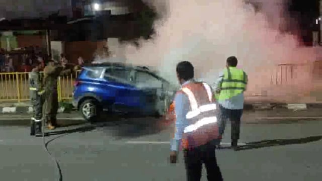 होटल बसेरा ग्रुप के समीप चलती कार में लगी आग फायर ब्रिगेड ने आग पर पाया काबू