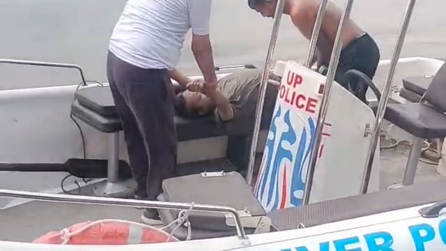 ताजमहल दशहरा घाट पर बड़ा हादसा टला यमुना नदी में डूबते हुए युवक को जल पुलिस कांस्टेबल संजय सिंह ने जिंदा निकाला