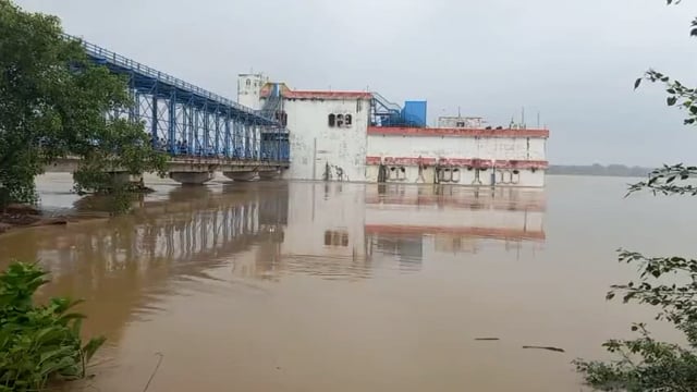  पिनाहट। चम्बल नदी का जलस्तर देर रात्रि से घटने लगा करीब एक मीटर घटा नदी का जलस्तर 