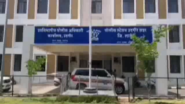 गांधी उद्यानाच्या पाठीमागे पोलिसांनी विदेशी दारूच्या २५ बाटल्या केल्या जप्त