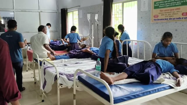 एचपीवी का टीका लगने के बाद डेढ़ दर्जन छात्राएं हुई बीमार।