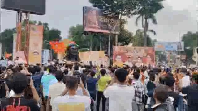 झांसी ओरछा से चलकर झांसी पहुंची विशाल कावड़ यात्रा पर योगी आदित्यनाथ के हेलीकॉप्टर ने इलाइट चौहरा पर कांवड़ियों पर फूलों