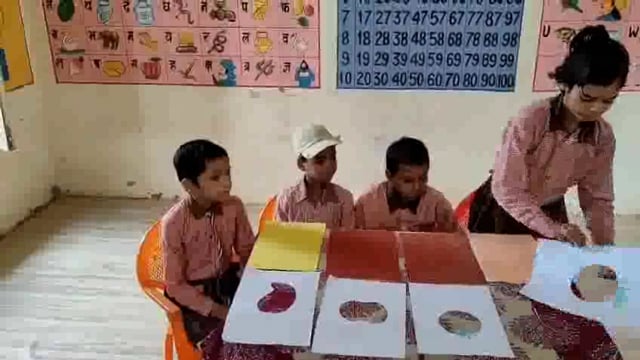 प्राथमिक विद्यालय सहजीपुर में एबीएसए शंशाक मिश्र के निर्देशन में खेल खेल में बच्चे मैथ इंग्लिश सीख रहे हैं 