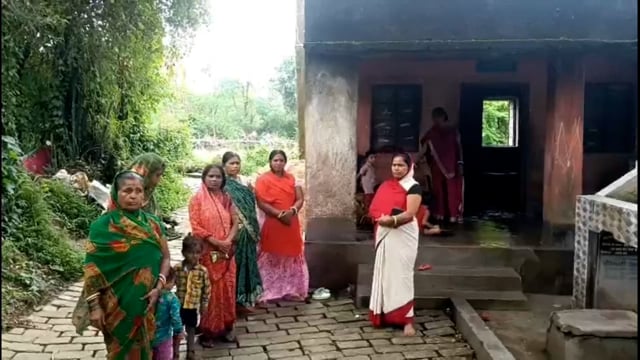 जर्जर आंगनबाड़ी भवन में पढ़ने को मजबूर है बच्चे, कभी भी हो सकती है बड़ी दुर्घटना।