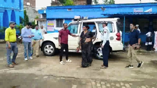 एचपीवी टीकाकरण के बाद 20 छात्राओं के बीमार होने की सूचना पर सिविल सर्जन पहुंची रेफरल अस्पताल।