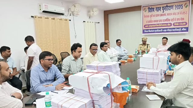 जिला निर्वाचन पदाधिकारी ने पांचों विधानसभा क्षेत्र के मान्यता प्राप्त राजनीतिक दलों को प्रारूप मतदाता सूची कराया हस्तगत