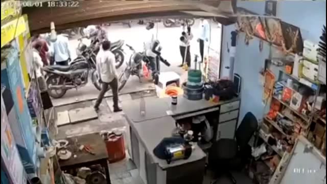 उदगीरात चौघा अनोळखी इसमाकडून दुकानात घुसून व्यापाऱ्यांला केली मारहाण,सर्व घटना सीसीटीव्हीत कैद