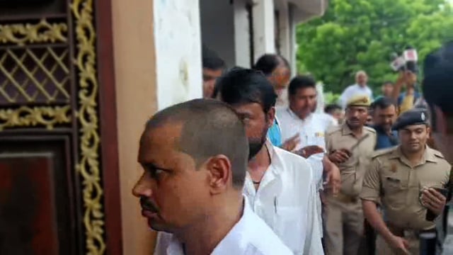 भाजपा जिला उपाध्यक्ष के घर पहुंचकर शोक संवेदना व्यक्त किए उप मुख्यमंत्री केशव प्रसाद मौर्य,विपक्ष को बताया नक्सली