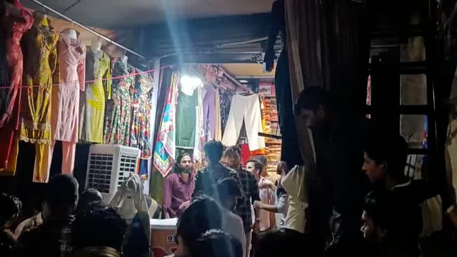 राया स्थित कटरा बाजार में आपसी लेनदेन क़ो लेकर दो पक्षो में झगड़ा वीडियो हुआ वायरल पुलिस ने दोनों पक्षो लिया हिरासत में 