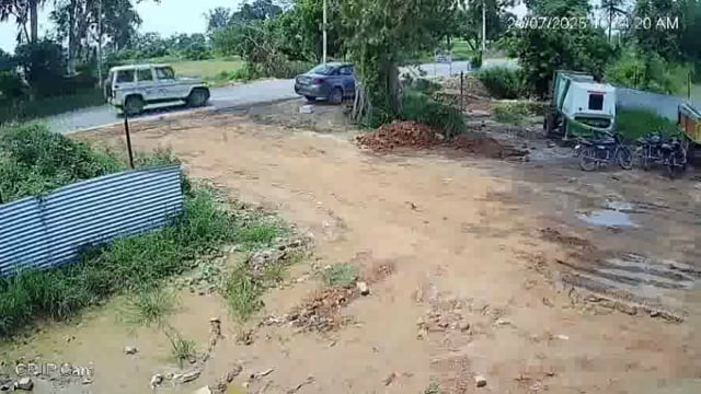 रॉन्ग साइड आ रही बोलेरो से टकराई बाइक हादसे का लाइव वीडियो वायरल