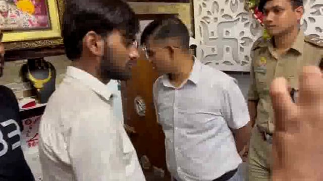 अंबेडकर नगर 
बरियावन बाजार में ज्वैलर्स की दुकान में चोरी मामले में घटनास्थल पर पहुंचे अपर पुलिस अधीक्षक श्याम देव साथ में सीओ सिटी  नीतेश तिवारी भी मौजूद।