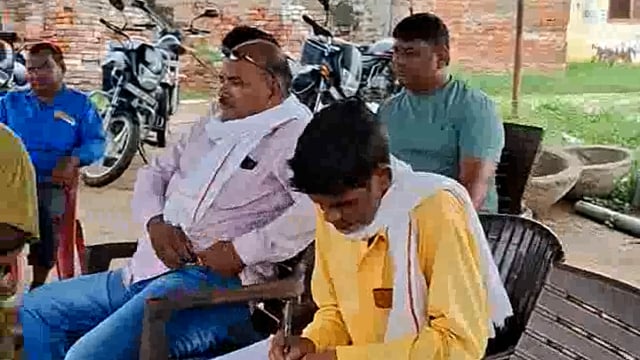 अंबेडकर नगर..
बाबा गोविंद साहब के पावन तपोस्थली में महाराणा प्रताप के मूर्ति स्थापना को लेकर विशेष बैठक करते क्षत्रिय एकता मंच के राष्ट्रीय अध्यक्ष गौरव सिंह ब्लॉक प्रमुख,प्रदेश अध्यक्ष भौमेंद्र सिंह और अन्य पदाधिकारी.
🌹नेशनल मीडिया न्यूज़...✍️🌹