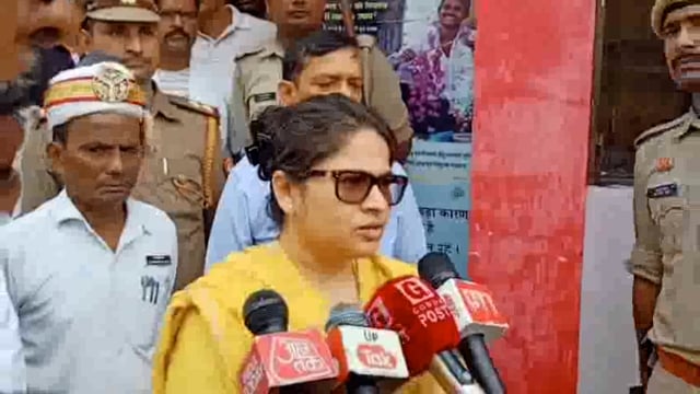 इटियाथोक क्षेत्र के रेहरा गांव के पुल पर बोलोरो के नहर में गिरने से 11 लोगों की मौत चार घायल सीएचसी पहुंची डीएम गोंडा