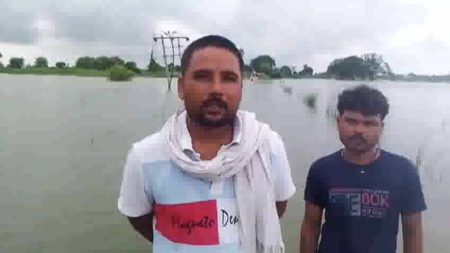 गंगा का रौद्र रूप ढा रहा मुसीबत,बाढ़ की पानी में समाया ट्रेलर,ग्रामीणों की मुस्तैदी से चालक की किसी तरह बची जान