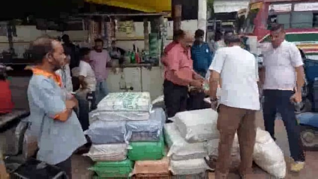 झांसी में खाद्य विभाग की छापेमारी जारी चार लाख का नकली खोवा बरामद किया दुकानदारों में मचा हड़कंप