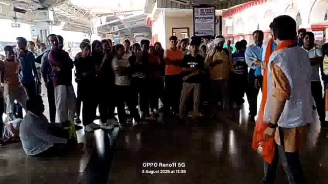 झांसी स्टेशन पर स्वतंत्रता दिवस के उपलक्ष्य में संचालित स्वच्छता पखवाड़ा के अंतर्गत नुक्कड़ नाटक का आयोजन