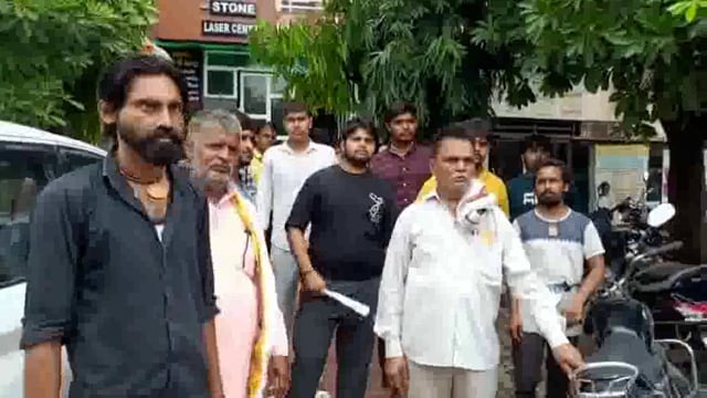 महोली रोड स्थित निजी अस्पताल में ओवरडोज दवा दिए जाने का आरोप बच्ची की हालत बिगड़ी