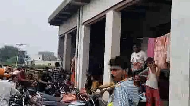  पानी गांव में राशन  विक्रेता पर पर्ची देकर राशन न देने का लगाया आरोप उपभोक्ताओं में आक्रोश व्याप्त